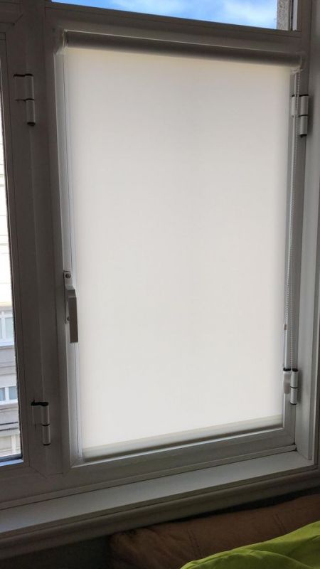 Mini estores enrollables translúcido con fijación a ventana